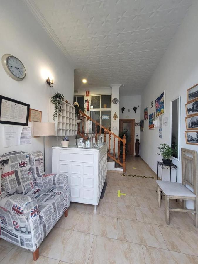 Hostal Mediterraneo Торре-дель-Мар Экстерьер фото